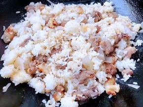 炒米饭火千万不能急容易粘锅影响口感