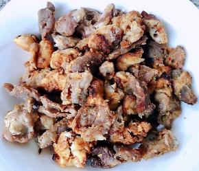 前一天烤的羊肉串留下了几串准备做炒饭先将羊肉撸下来