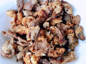 前一天烤的羊肉串留下了几串准备做炒饭先将羊肉撸下来