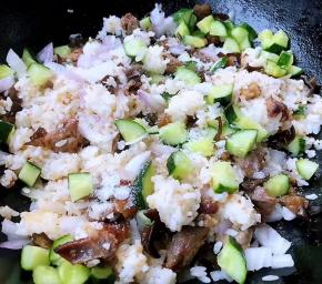 放入黄瓜丁同时放入盐和味精