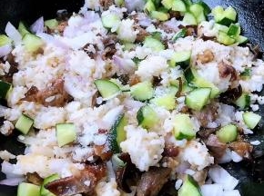 放入黄瓜丁同时放入盐和味精