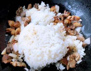 倒入米饭改中小火将米饭炒散