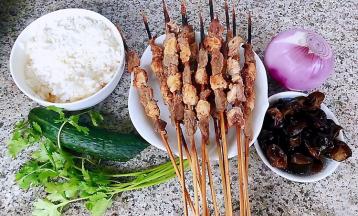 准备原材料羊肉串、剩米饭、洋葱、黄瓜、木耳、香菜备用