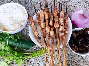 准备原材料羊肉串、剩米饭、洋葱、黄瓜、木耳、香菜备用
