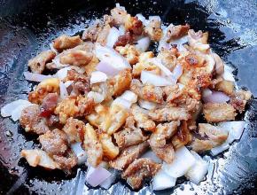 放入羊肉串大火炒出油香香的味道