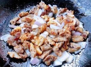 放入羊肉串大火炒出油香香的味道