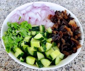 木耳泡发后开水焯水后沥干水份洋葱去皮洗净和黄瓜一样切成小块香菜切成小段备用