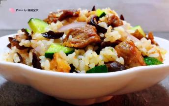 看着这样一盘时蔬羊肉串炒饭实在是忍不住口水直流哦