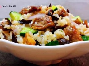 看着这样一盘时蔬羊肉串炒饭实在是忍不住口水直流哦