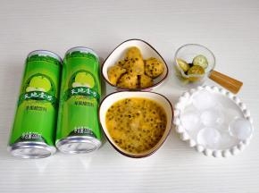 准备食材，首先冰块一定要提前速冻，百香果肉冻块，青柠洗净对半切开，去籽。
