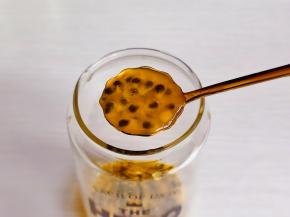 杯中先加入百香果。