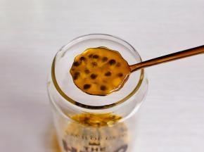 杯中先加入百香果。