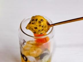 加入百香果肉冻块。