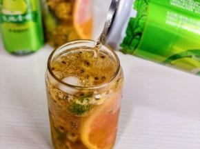 倒入苹果醋饮料。