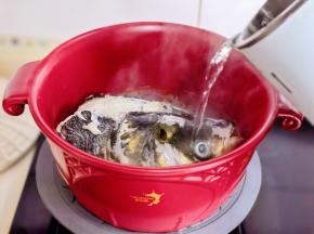 倒入开水，这里一定要开水哈。