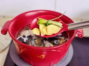 加入姜片，葱结。