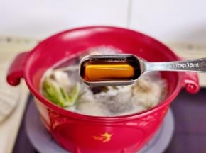 加入料酒烧开。