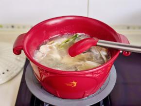 用铲子将鱼头铲碎，继续熬15分钟。