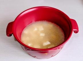 鱼汤倒入锅中，加入豆腐。