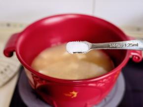 按个人口味加入盐再煮5分钟即可。
