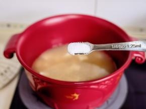 按个人口味加入盐再煮5分钟即可。