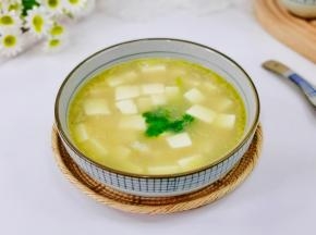 鱼汤这样做，老人孩子大口喝。