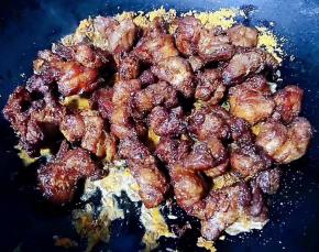 放入炸好的羊肉大火快速翻炒均匀