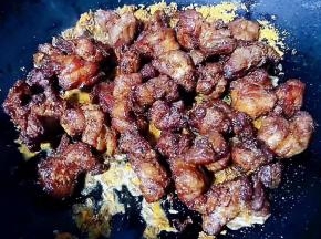 放入炸好的羊肉大火快速翻炒均匀