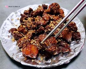 羊肉入口香浓混搭着孜然和烧烤料独有的味道让人唇齿留香回味无穷