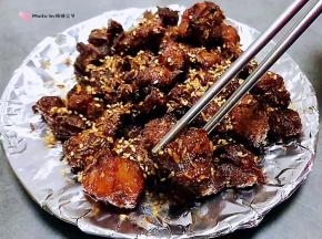 羊肉入口香浓混搭着孜然和烧烤料独有的味道让人唇齿留香回味无穷