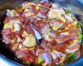 调制好的羊肉盖上保鲜膜放入冰箱中冷藏六个小时以上入味即可