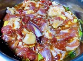 调制好的羊肉盖上保鲜膜放入冰箱中冷藏六个小时以上入味即可