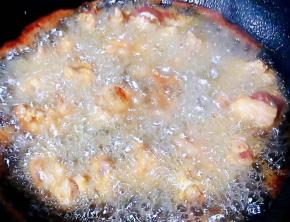 锅中倒入适量油加热至八成热放入羊肉大火炸起来