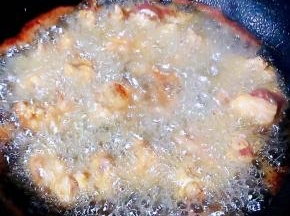 锅中倒入适量油加热至八成热放入羊肉大火炸起来