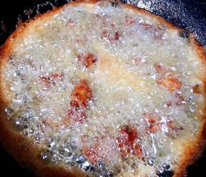 羊肉炸制变色漂浮起来即可出锅