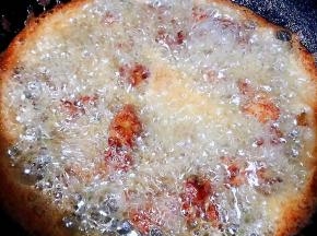 羊肉炸制变色漂浮起来即可出锅