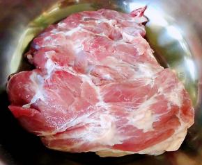 新鲜的羊肉在清水中浸泡一个小时去除血水和杂质后冲洗干净沥干水份