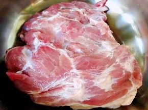 新鲜的羊肉在清水中浸泡一个小时去除血水和杂质后冲洗干净沥干水份
