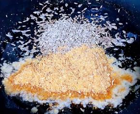 另起锅倒入底油加热放入孜然、烧烤料中火翻炒