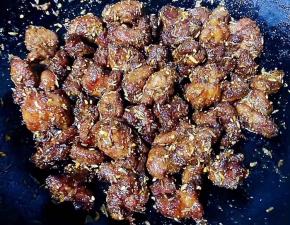 炒至羊肉均匀的裹上调味料即可出锅享用