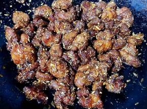 炒至羊肉均匀的裹上调味料即可出锅享用