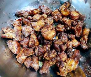 炸好的羊肉放入容器中看着就好有食欲