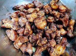 炸好的羊肉放入容器中看着就好有食欲