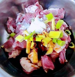 羊肉切成大小均匀的块状放入葱姜段糖、一品鲜酱油、蚝油、料酒、糖、盐、黑胡椒粉