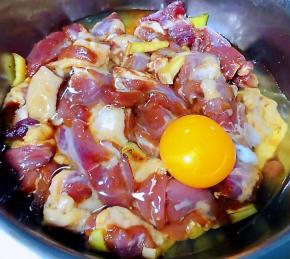 调味料拌匀倒入一个鸡蛋轻轻的搅拌均匀