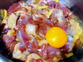 调味料拌匀倒入一个鸡蛋轻轻的搅拌均匀