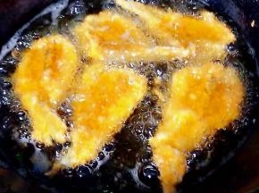 锅中倒入适量油加热至七成热依次放入黄花鱼大火炸起来刚刚放入锅中不易翻动