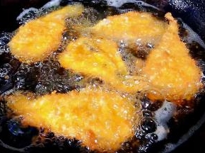 黄花鱼炸至金黄色漂浮起来即可出锅切记火不要太急会影响口感也会外熟里生