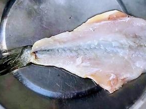 黄花鱼从腹部抛开剪去两侧的鱼刺取出中间的鱼骨