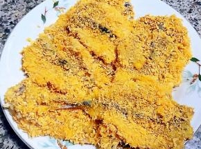再放入面包糠中轻轻拍打均匀的裹匀